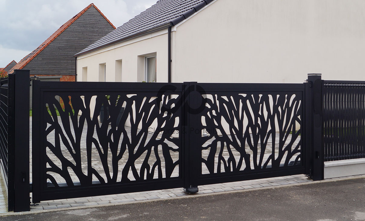 Portail métallique découpé au laser